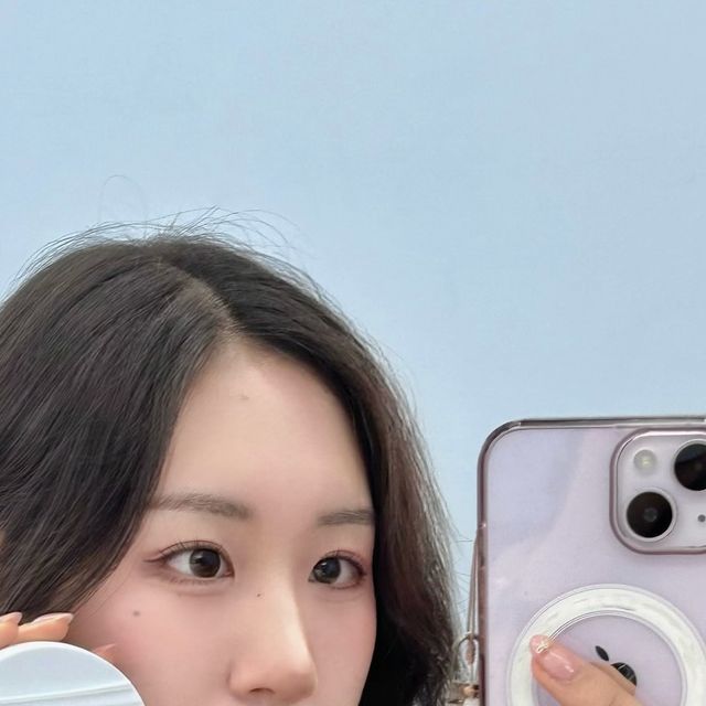 윤 지 혜 on Instagram: "#광고 
에이프릴스킨 글로잉매트쿠션

글로우의 촉촉한 발림성과 매트의 뛰어난 커버력이 합쳐진 !
명품 베이스 에이프릴스킨 최초 이너 글로우 매커니즘으로 첫 터치 그대로 하루종일 깔끔하게 피부표현을 유지해줘요 🕛
넓은 컬러 차트로 내 피부에 딱 맞는 컬러감 PICK ! 저는 01호 페어 컬러를 사용했습니다☝🏻
피부에 편안하게 밀착되는 화잘먹 카밍 쿠션에 🌱
에어홀존 + 플랫존이 합쳐진 하프퍼프을 사용하여 이슬광을 연출할 수 있어요 ✨

📌 https://aprilskin.com/product/detail.html?product_no=1315
글로잉매트쿠션은 에이프릴스킨 온라인 자사몰에서 구매하실 수 있습니다 🩵"