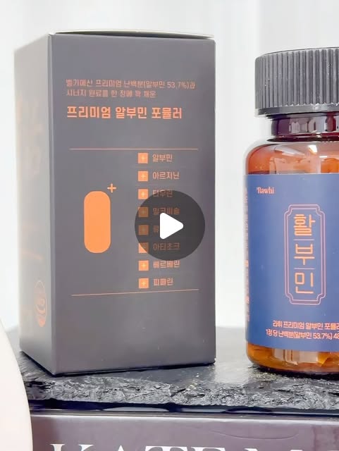 사랑쿡 | 광고마케팅 | 일상 on Instagram: "#광고 

요즘 단백질, 다 비슷해 보이죠?🤔
그래서 저는 “함량을 숨기지 않는 제품”을 
고르게 되더라구요.!

오늘 소개해드릴 제품은
”라휘 고함량 난백 알부민 
단백질 보충제 활부민“이에요 💊✨

먼저 가장 중요한 포인트!!

✔ 1정당 순수 난백 알부민 480mg
✔ 총함량 40,000mg (120정)
✔ 알부민복합물 99%가 아닌, 
순수 알부민 함량을 정확히 공개★

요즘 “총함량”만 크게 적어두고
정작 1정에 실제로 얼마나 들어있는지는
명확하지 않은 제품도 많잖아요.

활부민은 달라요.
1정당 480mg을 자신 있게 공개합니다💪

먹는 사람 입장에서는
이 투명함이 제일 믿음이 가더라구요.

💡 그리고 흡수율.

알부민은 우리 몸에서
영양소를 운반하는 ‘혈액 속 우체부’ 
역할을 하잖아요.

활부민은 흡수율 95% 이상 설계에
ALMATA 공법을 더해

“먹기만 하는 단백질”이 아니라
제대로 쓰이도록 설계된 단백질이에요 ✨

실제로 저는
공복에 1~2정 챙겨 먹고 있는데

속이 부담스럽지 않고
묵직하게 남는 느낌이 없어서 좋았어요 😊

💪 기능성 완전 단백질 설계도 
눈에 띄어요.

✔ 근육 합성 핵심 → 류신 + BCAA
✔ 혈류·활력 → 아르기닌
✔ 피로 회복 → 타우린

단백질만 들어있는 게 아니라
몸 전체 밸런스를 생각한 구성이에요.

운동하는 분들뿐 아니라
야근 많으신 분들,

부모님 활력 관리용으로도
추천하고 싶어요 👨‍👩‍👧

단백질, 이제는 함량과 설계를 보고 
고르셔도 좋을 것 같아요 💊💪

#라휘 #알부민 #단백질보충제 #활부민"