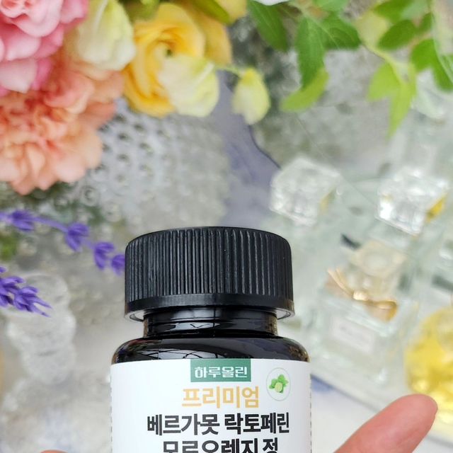 조아서 그램해 on Instagram: "#협찬

#하루올린
#베르가못
#모로오렌지

탄수화물 섭취가 많다 보니,,
자연스레 나오는 뱃살 고민에

** 하우올린 /
 베르가못 락토페린 모로오렌지 정 **
 으로 데일리 간편하게 챙기고 있어요~

> 고농축 베르가못 9,000mg
> 모로오렌지 10,800mg 고함량에
> 풍부한 철분의 락토페린, 레몬밤,
 레드비트, 프락토 올리고당 등
  시너지를 올려주는 부원료를
  황금 배합으로 담고 있는데요

위생적인 HACCP 관리 시스템을 
확인할 수 있어서 믿음이 가더라고요

-탄수화물이나 기름진 음식을 자주 드시는 분
-불규칙한 식습관을 갖고 계신 분
-가벼운 몸을 위한 관리로 추천드리고 싶은데요

하루 1정 식 전 or 식 후 
물과 함께 섭취해 주는 거라
잊지 않고 챙기기도 좋고요

작은 정 타입으로 목 넘김도 수월하네요

인증 완료의 베르가못 추출분말
+ 모로오렌지 C3G 
+ 순도 95% 이상 락토페린
~ 고함량 고농축 함유

요고 요고~
프리미엄 원료에 가성비 좋아서 
꾸준하게 챙기기에도 부담 없네요^ㅂ^/

#haru.olin
#식단관리
#다이어트
#체중관리
#지중해식단
#건강관리
#베르가못폴리페놀
#베르가못추출물"