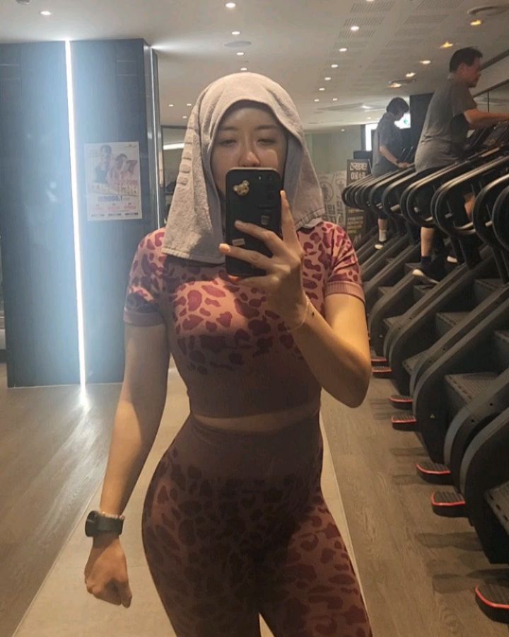 #오운완

표범옷을 입어서 손을 한번 해봤어요.
올리면서도 민망하네요ㅋㅋㅋㅋㅋㅋㅋㅋㅋ
그러나 그냥 뻔뻔해지기로🤭

이제 5시에 눈뜨는게 진짜 습관이된거 같아요.
4시에도 깨요. 다시 잠들지만😝
아침운동 하면서 10시 반쯤엔 자게되서 오히려 전보다 많이 자게 되더라구요. 그래서 몸은 더 가뿐해요.
대신 9시부터 졸린건...

오늘이 지나면 드디어 연휴 시작이예요.
단축근무 시켜주면 좋으련만.

오늘 불금 보내세요!!!!