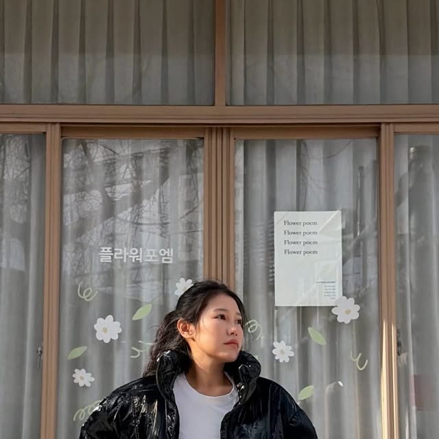 @silent__quiet on Instagram: "#광고 @vivabrown_official 

겨울에도 멋스럽게 착용가능한

85-VIVA045 유틸리티 글로시 커브드 라인 크롭 숏패딩 블랙

크롭한 기장감의 커브드 라인 숏패딩 으로
광택감 있는 유니크한 글로시 원단을 사용해서 더 힙해보이고
 사이드 포켓과 내부 포켓까지 있고 스트링과 투웨이 지퍼 사용으로 다양한 스타일링 이 연출가능합니다!

소매 밴딩 처리로 편안한 착용감까지!

#비바브라운자켓 #숏패딩#패딩#글로시패딩#겨울#패딩추천#25fw#vivabrown#padding#shortpadding#glossy#winter"