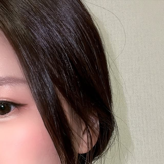 🤍ⓖⓞⓞ ⓖⓞⓞ🕊🤍 on Instagram: "#광고

✨ AM TO PM 변함없는 반짝임
아침부터 밤까지 또렷하게🥹
땀·수분·유분에도 끄떡없는
3중 프루프로 하루종일 유지돼요❣️

🌸 컬러 포인트
🩷로즈 골드 한 송이 🌹
 : 베이비 핑크에 로즈골드가
  더해져 여리여리한 눈매 완성
🩶실버 한 송이 💎
: 투명하고 맑은 실버펄로
  청순+화사함 업!

💖 업그레이드 포인트
-지속력 X5 UP! 5배 강화된 생잉크 발색
-0.15mm 극세모 브러쉬로 자유로운 드로잉
-비건 & 플라워 추출물 성분으로 예민한 눈가도 부담 없이 ✨

👉 반짝임은 더 화려하게, 번짐은 제로!
아이메이크업에 꽃 한 송이 올려놓은 듯
특별한 하루를 만들어주는 글리터 라이너 🌷

🏷️@kkotvora_official 🌿
_
.
.
#꽃보라1924 #비건화장품 #눈화장 #아이메이크업 #지속력 #애교살라이너"