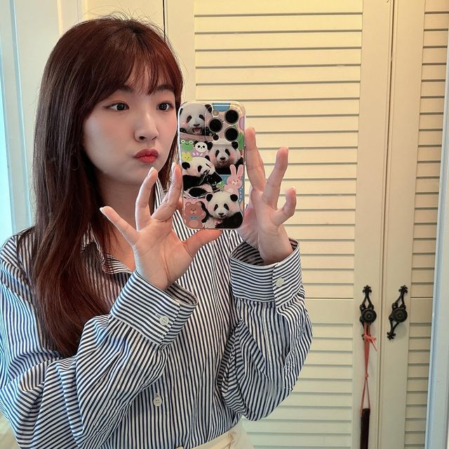지하 on Instagram: "#광고 완전 럭키비키닷! 귀염뽀짝하게 빠져드는 판다 디자인 💕

tpu의 유연한 재질로 끼고 빼기 편해서 폰에 손상을 입히지 않아요! 말랑말랑해서 
손에 잘 감기는 유연한 그립감으로 언제나 편하게 사용할 수 있죠.

나를 언제나 바라보며 지켜주는 내사랑 판다! 💕🐼

귀여운 판다의 프린팅으로 아기자기하게 꾸며져 있어요. 진짜 얼굴만 와르르 보다 몸도 같이 누끼로 되어있어서
알차게 담긴 판다 사진들로 힐링하게되더라구요~ 너무 사랑스럽지 않나요?
아이폰케이스 구매할때는 누케이스><
실제로 착용했을 때에도 부담없이 하루종일 데일리룩과 잘 어울려요. 💕
판다케이스, 아이폰케이스 신상 지금 바로 만나보세요! 💕

#판다케이스#귀여운케이스#귀염뽀짝케이스#힙한케이스#아이폰케이스#아이폰15프로케이스"