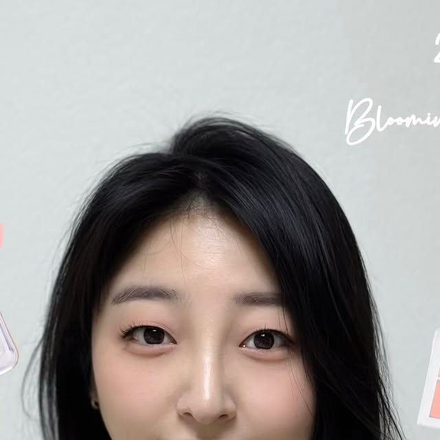 한지우 on Instagram: "오늘 메이크업은 봄 같다 🌸 ⠀⠀⠀⠀⠀⠀⠀⠀⠀⠀ 발색이 잘되서 똥손도 쉽게 메이크업 할 수 있는 투에이앤 정원의 흩날리는 꽃잎의 화사한 감성을 담은 Bloom