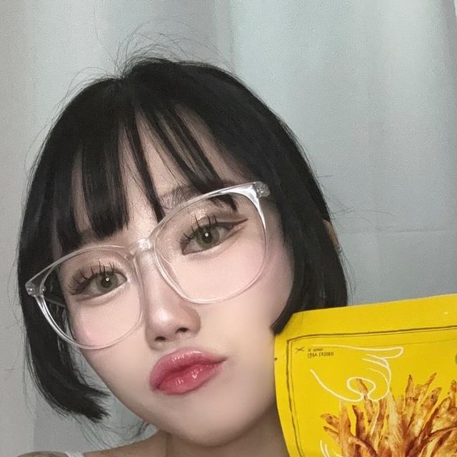ᴍɪɴ ᴋʏᴇᴏɴɢ ❤︎ | 송민경 on Instagram‎: "#협찬 #광고 ₍♡•͈ᴗ•͈♡₎

진짜 다이어트 간식 끝판왕 델리황🧡
다이어트때 먹어도 죄책감 덜들고 단백질 보충까지 하면서 맛있는 델리황 ٩(๑ᵒ̴̶̷͈̀ ᗜ ᵒ̴̶̷͈́)و ̑̑ ✧
오리지널 한봉에 단백질이 23g이나 있다고요!!!
닭가슴살 대체제로 먹기 너무 좋아요ᖗ( ᐛ )ᖘ

한창 다이어트 할때 저는 간식만큼은 끊을수없어서 
적당한 간식을 찾다가 델리황을 먹게됐는데 아직까지 델리황만큼 맛있는 간식은 못찾았어용 (ﾉ›_‹)ﾉ
저의 원픽은 버터맛!!! 하지만 다른맛도 다 마있어서 다들 꼭 먹어보세용 맛있는건 같이 먹어야햅❤️

델리황 구매는 공식물에서 구매하는게 제일 좋아요!
쿠팡에서 살때는 비닐에만 오다보니까 부서지는게 많았는데 공식물에서 구매시에는 박스에 오다보니까 부서지는거 없어서 좋구 추가증정 행사는 공식물에서만 하고있으니 다들 공식물에서 꼭 구매하세용! (｡˃ ᵕ ˂ )b

구매링크 ➡️ https://smartstore.naver.com/sunhae/products/6300631010

 #다이어트과자 #다이어트간식 #프로틴칩 #단백질간식 #다이어트안주 #맥주안주 #단백질보충 #닭가슴살대체 #올리브영 #올리브영추천템 #올리브영세일 #올영세일 #혼술안주 #먹태 #황태안주"‎