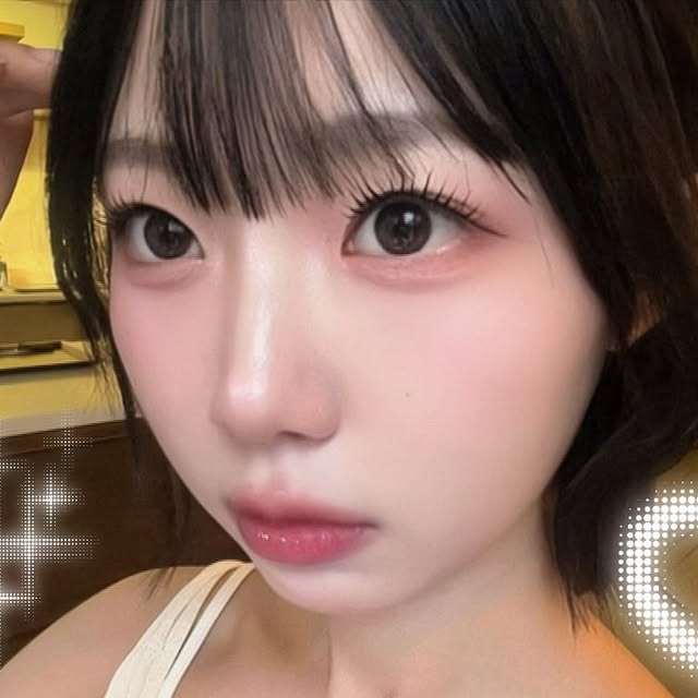 @hayo._.hi on Instagram: "#협찬
얼굴에 광채 장전하는 방법은
@2an_official 
•
롱웨어 파데로 하루종일 착붙🫶🏻
볼엔 복숭아 딸기 과즙 톡톡🍑🍓
빛은 요정처럼 챠르르✨
•
#올영픽 #올리브영추천템 #올영필수템 #러브버블컬렉션 #롱웨어링파운데이션미니 #컬러플레이듀얼라이너 #제품제공"