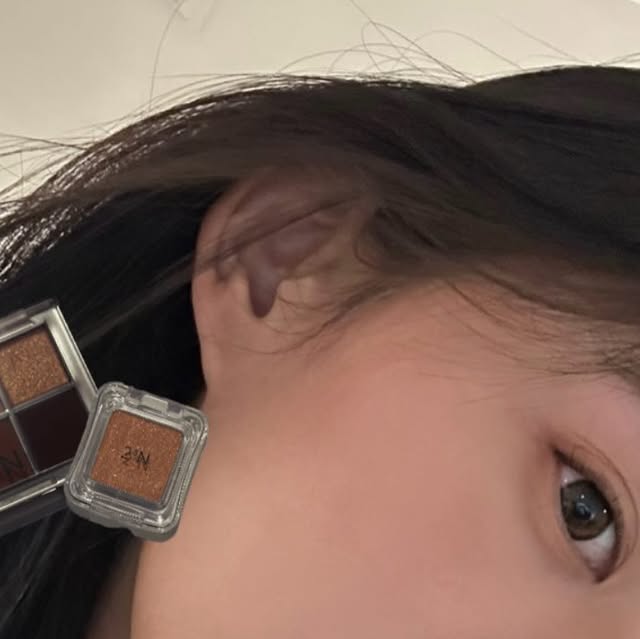 애루꽁치 on Instagram: "#광고 곧 다가오는 봄 메이크업 하고 싶다면 투에이언 의 특별한 컬렉션정원 속 안에흩날리는 꽃잎의 화사한 감성을담은 Blooming Garden 컬렉션 지금 바로 올리브영에서 만보세유💕🍀

#투에이엔#블루밍가든#올영추천#봄웜#봄웜라#듀얼치크#하이라이터#2an"
