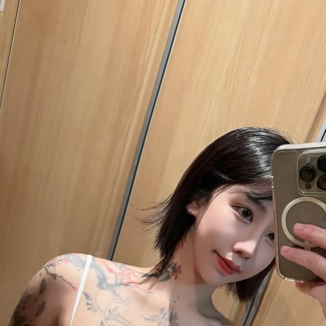 로로 • Dailylog 🤍 on Instagram: "#노니멜라인

다이어트! 다이어트만 외치다가
정작 몸 속 염증 때문에 붓고
무거운 느낌이 계속 들더라구요 🙂

이런 날엔 그냥 굶고 운동하는 것보다
먼저 속부터 가볍게 정리하는 게
더 필요하다는 생각이 들어서
염증 관리템으로 노니멜라인을 챙기고 있어요.

노니라서 맛을 조금 걱정했는데
상큼한 블루베리 맛이라 저는 다른 거 안 타고
이 분말 그대로 먹고 있어요 🫐💜

재밌는 건 현재 몸무게는 아직 그대로인데 
(49.4kg) 전에 안 들어가던 S사이즈 레깅스가
다시 들어가더라구요! 사진에 착용한 레깅스가
S사이즈랍니다 캬캬 😀 숫자보다 붓기랑 
라인이 먼저 달라지는 느낌이랄까••!

직접 사이트 후기 사진 보니까 저처럼
• 붓기 자주 느끼는 분
• 속이 무거운 날 많은 분
• 식단해도 잘 안 빠지는 느낌인 분

다이어트 전에 염증부터 먼저 케어해보는 것도
한 번쯤 추천드리고 싶어요 🤍

#염증다이어트 #염증해독 #염증지방 #항염증노니"