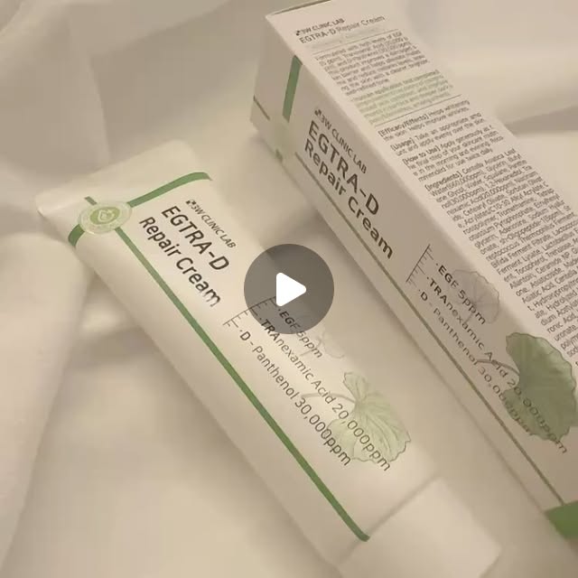 🤍𝙹𝚒𝚜𝚘𝚘🤍 on Instagram: "#협찬 #광고 

@3wclinic.official 

요즘 피부가 쉽게 예민해지고
건조함까지 올라와서 고민이었어요🥺💧

그러다 알게 된
3W 클리닉 이지트라 재생크림 🌿💚

첫 사용감은 정말 부드럽고 산뜻한 크림 제형이라
자극 없이 촉촉하게 스며들어서 놀랐어요✨

특히 마음에 들었던 건,
✔️ EGF 5ppm 고함량
✔️ 트라넥삼산 20,000ppm
✔️ 판테놀 30,000ppm
이렇게 피부 장벽과 진정을 동시에 잡아주는 성분들이
꽉! 들어있다는 점이었어요💪

흡수도 빨라서 메이크업 전에 발라도 밀림이 없고,
예민했던 피부가 점점 편안해지는 느낌이 들더라구요🌿😌

피부 장벽이 약해진 분들,
가볍지만 효과 있는 재생크림 찾는 분들한테
정말 추천하고 싶은 제품이에요💚✨

요즘 재생크림 찾으신다면
👉 네이버에 ‘이지트라 크림’ 검색해보세요! 

#이지트라크림 #EGF재생크림 #착색크림 #트라넥삼산크림
#EGF점뺀후재생크림 #미백크림 #재생크림#리페어크림
#기미크림 #깐달걀피부 #재생크림추천"