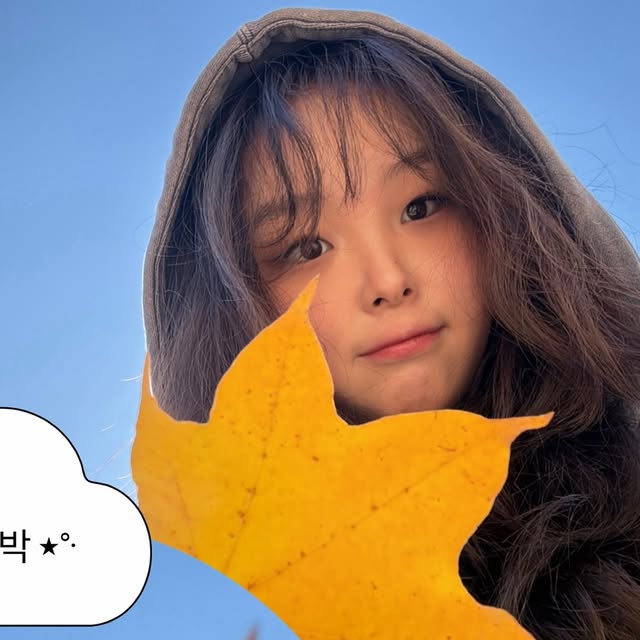이수영 on Instagram: "🍂
.
.
.
내가 묻힌게 아니라 화이트 페인트 디테일이 들어간 바지!
.
.
#광고#오사와#osawa#여성스트릿#캐주얼#페미닌#트렌디룩#데일리룩#모던시크#스트릿패션#코디추천#데님팬츠#와이드팬츠#하의#팬츠#바지#벌룬팬츠#기본바지#여성스트릿#코디추천 #모던시크"