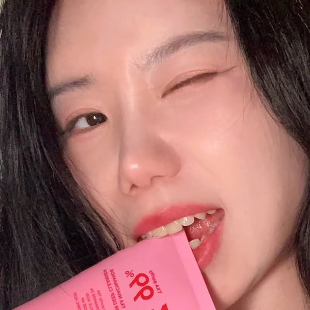 Jisoo on Instagram: "#광고 블랙헤드까지 싹! 흡착해주는 신개념 폼클이 나왔어요!
에이프릴스킨 TXA 딥클렌저, 세안할수록 뽀얘지는 느낌 아시나요?

세안만으로
✔ 블랙헤드+잡티흔적(각질, 피지) 흡착
✔ 쫀쫀한 제형이 피부에 밀착
✔ 세안 후에도 당김 없이 촉촉
✔ 저자극이라 눈시림도 없이 데일리 폼으로 최고!

세안 후 열린 모공까지 쫀쫀 타이트닝 해줘서
피부결이 한층 더 매끈하게 정리되는 느낌이에요.
거품도 크리미하게 부드럽고 향도 은은해서 매일 쓰기 딱 좋아요!

✔️ 에이프릴스킨 TXA 딥클렌저 바로가기
https://aprilskin.com/product/detail.html?product_no=1373

#에이프릴스킨 #TXA딥클렌저 #블랙헤드클렌저 #각질케어 #폼클렌징추천 #뽀얀세안 #저자극클렌저 #클렌징루틴 #블랙헤드제거 #피지관리 #클렌징폼추천 #트라넥삼산 #촉촉클렌저 #트러블피부 #세안템추천 #TXA#톤업클렌저#클렌징폼#폼클렌저#블랙헤드#aprilskin_korea"