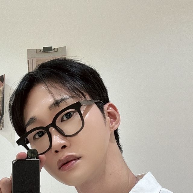 민구 on Instagram: "#광고 광고지만 인생 전담 찾은썰푼다 ✨ 하얀벽이라 그런데 연기진짜 많이나오고 타격감+세기조절도 가능해서 오늘부터 인생 전담등록📷 @aircream_offical #광고 #에어