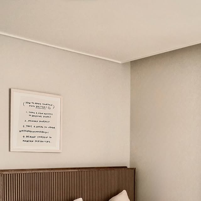 홍수인 on Instagram: "#광고 #아토레스트
요즘 들어 아침마다 코가 막히고 피부가
예민하게 건조해지는 게 느껴져서 이불부터 바꿔봤어요
아토레스트 에어르필 EirFill 아토피전용이불
세트는 이름처럼 정말 피부를 위한 이불이에요
특히 아토피, 민감성, 알레르기, 비염 같은
피부질환이 있는 분들도 안심하고 사용할 수 있도록
독일에서 실제 아토피 피부 30명을 대상으로
3일간 테스트 완료하고 무자극 인증까지 받았다고 해요
처음 사용했을 때 가장 놀랐던 건 피부에 닿는
촉감이 정말 부드럽고 자극이 없다는 점이에요
일반 이불에서 느껴지는 사각사각한 마찰음도
전혀 없고 초미세 섬유로 만들어져 있어서 피부에
닿을 때마다 포근하게 감싸주는 느낌이 들어요
자극 없이 숙면을 도와주는 느낌이랄까
충전재는 에어르필 EirFill이라는 기능성 소재로
되어 있는데 이게 정말 신기한 게 항균 방진 처리가
되어 있어서 먼지나 진드기 걱정 없이 사용할 수 있고
가볍지만 푹신하게 몸을 감싸줘요 덕분에 예민한
피부로 밤새 긁거나 뒤척이던 게 줄었어요 실제로
비염 증상도 완화된 것 같아 만족도가 높아요
또한 5×5 퀼팅 구조로 세탁 후에도 충전재가
한쪽으로 쏠리지 않아서 형태가 그대로 유지되고
사계절 내내 사용할 수 있을 만큼 보온감도 적당해요
여름엔 쾌적하고 겨울엔 포근하게 감싸주는
느낌이 정말 좋아요
무엇보다 이불 디자인도 심플하고 따뜻한
컬러감이라 인테리어에도 잘 어울려요 보드라운
텍스처 덕분에 침실 분위기가 훨씬 아늑해졌답니다
피부가 예민해서 이불 고를 때마다 고민이
많았는데 아토레스트 아토피전용이불은 정말 그
고민을 덜어준 제품이에요 요즘은 자극 걱정 없이
숙면하고 아침에 일어났을 때 피부가 한결 편안해진
게 느껴져요
#아토피전용이불 #아토피이불 #아토레스트 #무자극이불 #민감성피부이불 #알러지케어 #알러지프리 #차렵이불 #ATOREST #EirFill #에어르필 #사계절차렵이불 #차렵이불세트 #알러지프리 #항균이불 #먼지없는이불 #알러지케어이불 #차렵이불추천 #가을이불 #홈스타일링 #집꾸미기 #겨울준비 #가을침구 #집꾸템 #방꾸미기 #베딩"