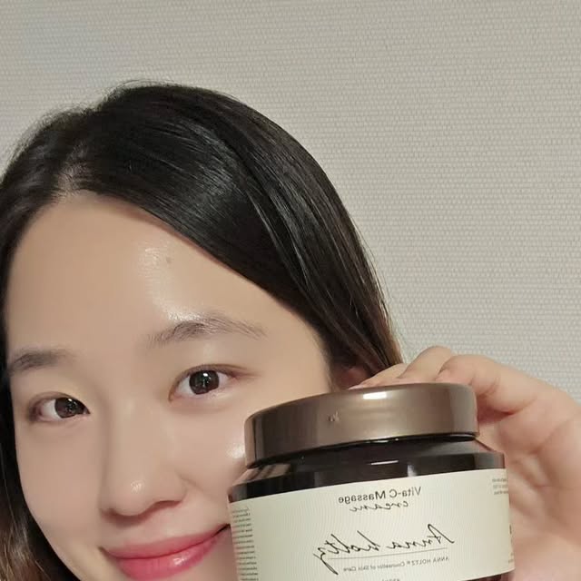 박서아 on Instagram: "#제품제공  안나홀츠 대용량 콜라겐 마사지크림

임신,출산,육아로 지쳐있는 내 몸에 꼭 필요한 마사지 힐링🌿
소중한 내 몸에 아무거나 바를 수 없잖아요 :)

부드럽게 발리고 끈적임없이 흡수되는 콜라겐 마사지크림
보습력이 뛰어나 바를수록 촉촉하게 흡수되는 제형이라 겨울철 바디크림으로도 제격이에요👍

1000ml의 대용량으로 아낌없이 얼굴, 바디에 사용 가능하고
콜라겐 추출물,알란토인,피부 진정성분이 함유되어 크림을 바르는 것 만으로도 한 번에 케어가 되어서 좋아요.
발 뒷꿈치, 팔꿈치 등 건조해지기 쉬운 부분도 각질 하나 없이 매끈한 피부로 만들어주더라구요🤭

당장 마사지 하러 또 달려가야겠어요💨

#안나홀츠 #안나홀츠마사지크림 #얼굴마사지크림 #발마사지크림 #괄사크림 #마사지크림추천"