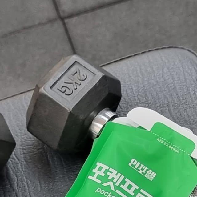 슈퍼스몰 on Instagram: "#협찬 인포헬 포켓프로틴 청포도맛💚 맛있는 프로틴!
평소 유당불내증 때문에 프로틴 섭취가 망설여졌던 1인... 운동 후 단백질 보충은 필수라지만, 가루 타고 쉐이킹 하는 과정이 너무 번거로웠는데요. 인포헬 포켓프로틴은 정말 게임체인저였어요! ✨
✅ 주머니 속에 쏙! 휴대성 최고 
여성용 클러치백에도 들어갈 만큼 작은 사이즈라 가방에 넣고 다니기 너무 편해요. 
✅ WPI 순수 단백질이라 안심! 
유당불내증인 저도 속 편하게 먹을 수 있는 WPI 단백질이라 너무 만족스러워요. 깔끔하고 투명한 제형이라 믿음직스럽고, 청포도 맛도 상큼해서 물리는 느낌 없이 쭉쭉 마실 수 있어요.
✅ 운동 전후 에너지 충전 완료! 
포도당이 함유되어 있어 운동 전후에 빠르게 에너지를 보충할 수 있어요. 운동할 때 지치지 않고 버틸 수 있게 도와주는 느낌이랄까?  BCAA 비타민까지 함유되어 있어 근육 회복에도 도움이 된다고 하니 더욱 든든하네요.
✅ 쉐이킹 NO! 간편하게 쭉! 
가루 타고 쉐이킹 할 필요 없이 언제 어디서든 간편하게 섭취할 수 있어요. 운동 후 지친 몸으로 쉐이커 꺼내서 흔들고 할 필요 없이 바로 마실 수 있다는 점이 정말 큰 장점인 것 같아요.

#광고#인포헬#포켓프로틴#간편프로틴#인포헬포켓프로틴#프로틴추천#프로틴 #헬린이"