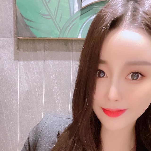 Ara on Instagram: "#협찬 ⠀ 요즘 미세먼지랑 마스크때문에 입술이 건조하죠😶 글로우워터랩틴트 #W1선라이즈 💄 촉촉해서 립밤이 따로 필요가없어요! 마스크를 써도 묻거나 지워지지 않고 끈