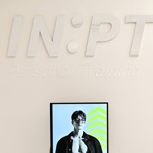 최인훈 _IN:PT대표 / 광화문pt / 경복궁pt on Instagram: "#광고 #삼성무빙스타일

안녕하세요, IN:PT 샵입니다!
이번에 좋은 기회로 삼성 무빙스타일 202 크리에이터가 되었어요!
삼성 무빙스타일은 202가지 스타일 중 디스플레이 종류, 크기, 스탠드 타입, 컬러, 선반까지
하나하나 나만의 스타일로 조합이 가능한데요. 
이번에 저희 샵에 딱 맞는 무빙스타일 M7으로 들여놨답니다.

저는 이번에 들이면서 꼭 PT 코칭할 때 활용하고 싶었는데요, 
그래서 오토 피벗이 가능한 M7에 샵과 잘 어울리는 블랙 컬러
누워서 엎드려서도 화면이 잘 보일 수 있게 조정 가능한 스탠다드 스탠드로 조합해보았는데 어떤가요? 잘 어울리나요~? 

실제로 PT 코칭하며 회원님이 본인의 자세를 바로 무빙스타일로 띄워 확인하실 수 있게 했는데요, 
그러니 말로만 설명할 때보다 훨씬 빠르게 이해하시고 정확한 자세를 구현하시더라구요. 
또한, PT 코칭 후 혼자 운동할 때 운동 가이드 영상을 보고 배웠던 부분을 복습하며 운동할 수 있으니
회원님 만족도도 완전 쑥쑥 업 ! 

또 샵에 달라진게 있어요! 
헬스장 입구에 붙여둔 강사 프로필 그리고 PT 프로모션 출력물은 
눈에 잘 띄지 않고 관리도 번거롭기만 했죠. 

근데 입구에 무빙스타일이 깔끔한 입간판 역할을 대신해주니
주목도도 높아지고 관리도 훨씬 간편해졌어요. 

무빙스타일 하나로 안내부터 수업까지,
IN:PT 샵은 더 스마트하고 세련된 공간이 되었습니다.

#무빙스타일202크리에이터 #무빙스타일  #무빙스타일M7 #삼성TV #삼성모니터 #이동식스크린 #삼성신혼가전#삼성혼수 #삼성 #Samsung #samsungkorea"
