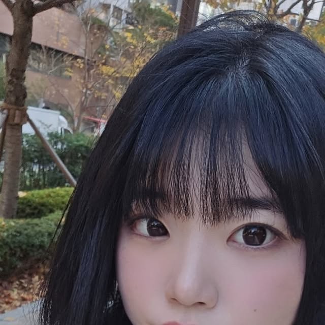 숨 on Instagram: "#광고

요즘 겨울이라 그런지 일어나기도 힘들구.. 뭘 안해도 지치는 것 같지 않나요?😫

추우니까 운동도 미루게 되고.. 침대에서 일어나기가 힘들다면 내 몸에 부스터가 필요할 때!!⚡️

'에너비볼트'는 고함량 에너지 드링크면서 천연 복분자와 레몬으로 맛을 내서 부담없이 섭취가 가능한 제품이에요 :)

어느 정도냐면 장거리 마라톤하시는 분들이 늘 챙겨 다닌다고 하시더라구요(속닥)

그래서 카페인에 취약하신 분들은 오히려 추천드리고 싶지 않을 정도..!< 절반 정도만 드세요 ㅎㅎ

맛은 복분자향이 나면서 단맛이 나는데 목넘김에 걸림이 없어서 좋았어요😋

또 팩으로 되어 있어서 가방에 넣기도 편하고, 평상 시에 간편하게 들고 다니기 딱이더라구요💜

꼭 운동 때문이 아니더라도, 수면부족으로 너무 피곤한데 일은 해야하는 분들께도 추천드려요!

성분을 꼼꼼하게 살펴보고 구매하시라는 문구가 있을 만큼 판매처에서 자신하는 제품이기도 하고,

지금 블랙프라이데이 기간이라 1+1 행사도 진행 중이니 서둘러 쟁여놓으세요 ㅎㅎ

[ 주원료 ]
🧆과라나 카페인 150mg
🦪L-아르기닌 1500mg
🔥L-카르니틴 1000mg(국내 에너지 음료중 최대 함량!)
🦑타우린 1000mg
🍒복분자 농축액
🍋레몬농축액

[ 부원료 ]
🍊비타민 C
💊비타민 B 복합군
🩸레드비트 분말
🧄마카 분말

[ 제품링크 ]
https://smartstore.naver.com/energyshop/products/5194546941

#에너지볼트#에너지샵#에너지음료#운동전부스터#아르기닌#타우린#카르니틴#과라나카페인#에너지충전#에너지볼트⚡"