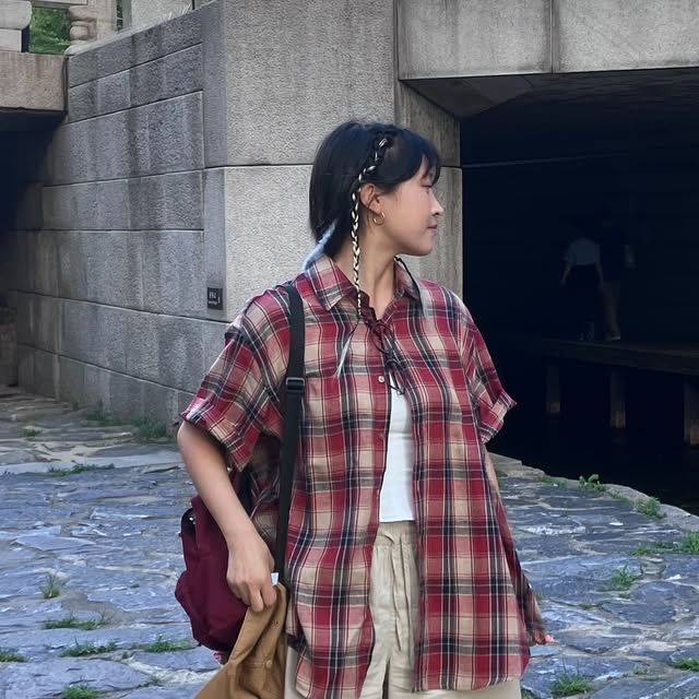 신유 SHIN U on Instagram: "#광고 #STANDARDERROR 
오메 더워🥵 근데 지하철은 욀케 추워🥶
으쯘다고 즈쯘다고 벌써 요렇게 덥다 춥다하냐

이럴때 안에 나시입고 
@standarderror_official 셔츠입어주기

#남여공용셔츠 #셔츠 #체크셔츠 #여름셔츠 #반팔셔츠 #오버핏 #셔츠추천 #CheckShirt"