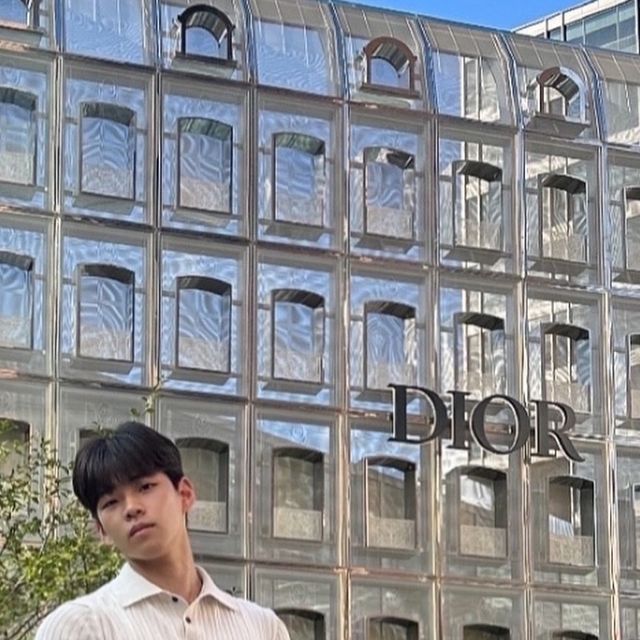 이윤수 on Instagram: "🏷️ #광고 [스탠다드에러 87-STAN040 오버 워싱 와이드 데님팬츠] COTTON 100% ! 허리부터 밑단까지 자연스럽게 떨어지는 와이드한 핏의 데님 팬츠👖 부드럽고 견고한 내구성