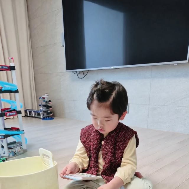 일상, 추억 기록 🍃 on Instagram: "#협찬

요즘 집에서 엄마랑 재미있게 하고 있는 노리 낱말카드 놀이 🤍

한글을 배우기 시작한 5세라서 놀이처럼 한글을 접해보고 있어요
카드를 보며 낱말 말하기도 해보고,
“이건 무엇일까?” 하며 수수께끼 놀이도 해보고요 😊

“멍멍”, “부릉부릉”, “사르르”, “쿵쾅쿵쾅” 같은 의성어·의태어도 함께 이야기해보며 표현을 배워보고,
카드에 나온 단어를 따라 한글 쓰기 연습도 해보고 있어요

공부처럼 하기보다는 엄마랑 카드놀이 하듯 즐겁게 한글공부를 하고 있어서 아이도 재미있어 하고 자연스럽게 어휘도 늘어나는 것 같아요💛

#광고#낱말카드#노리낱말카드#한글카드"