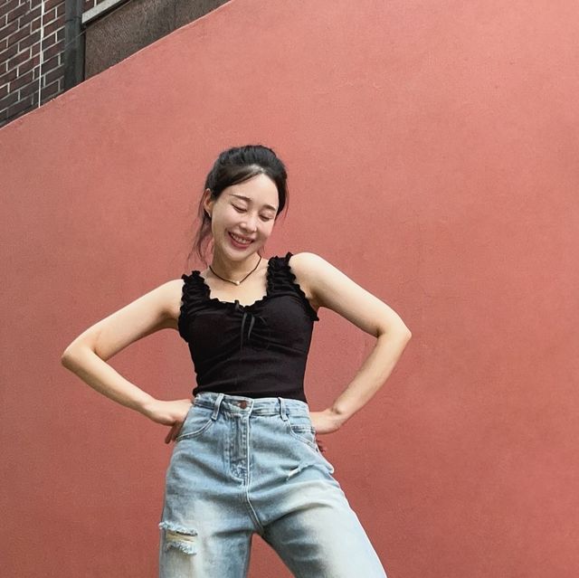 ෆ Lynda ෆ on Instagram: "#광고 허리부터 밑단까지 자연스럽게 떨어지는 와이드 핏 데님 팬츠 🩵 @vivabrown_official #비바브라운#데님팬츠#데님#청바지#팬츠#vivabrown#pants#denim#vintage#パンツ #スカー