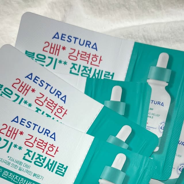 찌우찌우❤️ on Instagram: "#광고
⠀
기존의 에이시카 세럼에서 완전히 리뉴얼되어 출시된 #에스트라 #흔적진정세럼 🪽✨
⠀
환절기라 그런지 피부가 자극받고 안올라오던 붉은기가 올라온 적이 최근 많이 올라와서 스트레스 받았는데 에스트라 약산성시카세럼이 진정에 도움을 주어 행복🙇‍♀️💗
⠀
열감있는 붉은기 가득 피부에 발라주면 오래 촉촉하고 빠르게 진정되고 피부결이 정돈에도 도움을 주는 것 같아요! 붉은기 고민 많은 남편도 써보고 만족 중 😊
⠀
성분까지 좋은 에스트라 에이시카 흔적세럼! 올리브영에서 4월 동안 25%할인 되어 샘플 증정 이벤트까지 있으니 쟁여둬야겠어요🫧"