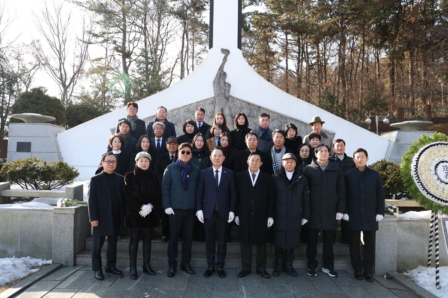 .#새해 
평범한 일상이 소중하게 느껴지는 요즘
2025년 올해는 모두 건강하고 행복하길🙏🏻
#2025을사년 #신년참배 #민주평화통일 #용인시협의회