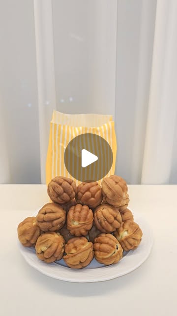 박서아 on Instagram: "#제품제공 여수 이순신광장에서 만난 가성비 호두과자 맛집!
여수로 온, 호두

 여수 여행 중 이순신광장에서 우연히 발견한 가성비 호두과자 가게를 소개할게요! 최근에 오픈한 이곳은 벌써 동네 주민들 사이에서 인기 만점인 곳이에요. 계속 오르는 물가에 지갑이 걱정될 때쯤, 이곳에서 맛과 가성비를 동시에 잡을 수 있어서 정말 기분이 좋았어요. 단돈 5천원에 호두과자 20알을, 1만원이면 50알을 살 수 있다니, 이보다 더 좋은 가성비가 있을까요?
 
 
이곳의 호두과자는 가격이 저렴하지만 퀄리티는 정말 뛰어나요. 호두과자의 겉은 바삭하고, 속은 촉촉하게 잘 만들어져 있어서 한 입 먹는 순간 그 풍미에 반하게 됐어요. 특히 팥이 너무 잘 표현되어 있어서, 달콤한 팥과 고소한 호두의 조화가 일품이었답니다. 여수 여행 중 간식으로 딱 좋은 선택이에요!
 
 
여수 이순신광장을 방문한다면 꼭 들러야 할 필수 코스라고 자신 있게 말할 수 있어요. 이곳에서 판매하는 호두과자는 그냥 간식이 아니라, 여행의 즐거움을 더해주는 특별한 디저트예요. 게다가 선물용 포장도 가능해서, 여수에서 간단한 선물을 찾고 있다면 이곳을 추천해드리고 싶어요. 여행의 추억을 담은 간식 선물로 딱이에요!
 
 
호두과자뿐만 아니라 돈주머니빵도 정말 맛있었어요. 이곳의 돈주머니빵은 일반 슈크림과는 다르게, 우유를 직접 배합하여 더 부드럽고 고소한 맛이 특징이에요. 슈크림이 너무 부드럽고, 입안에서 사르르 녹는 느낌이 들어서 한 입 먹고 나서 바로 또 하나를 집어 먹게 됐어요. 달콤한 간식을 좋아하는 분들께도 강력 추천할 만한 메뉴예요!
 
 
여수로 여행을 온 호두 만의 케리어도 정말 독특해요. 커피처럼 테이크아웃 할 수 있도록 제작되어 있어서, 바쁜 일정 속에서도 간편하게 즐길 수 있답니다. 이순신광장에서 커피 한 잔과 함께 호두과자를 즐기는 조합도 너무 좋아요. 여행 중에 들고 다니며 간식으로 먹기에도 딱이에요!

#이순신광장먹거리 #이순신광장디저트 #여수호두과자 #여수선물간식 #여수필수코스"