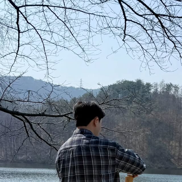 #일상 on Instagram: "#광고 @standarderror_official 빈티지한 무드 가득한 스탠다드에러 오버핏 체크셔츠 ✨ • ​여유롭고 자연스러운 실루엣 • ​가벼운 두께감으로 단독 & 레이어드 활용도 갑 •