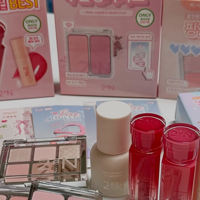 윤댕 ୧( “̮ )୨✧ on Instagram: "#광고 #투에이엔 💄

투에이엔 올영픽 추천템을 소개해드리려고 해요!🤍
투에이엔 제품은 워낙 색조로 유명한 브랜드라 이전부터 많이 사용해봤는데용 이번에 블러셔 컬러도 더 다양해지고 립 종류도 많아졌어요!

이번에 투에이엔 신제품인! ✨
러브 버블 컬렉션(6종) / 롱 웨어링 파운데이션(4종) / 컬러 플레이 듀얼 라이너(5종)이 나와서 올리브영에서 테스트 해보고 왔어요

색감이 너무 예쁘고 발색도 너무 좋더라구요>_<
이번에 증정품도 들어있어서 선물 받은 느낌이였어요 ㅎㅎㅎ

투에이엔 제품을 테스트해보고 뽑은 저의 추천픽은
바로 하이라이터에요!
입자가 곱고 컬러도 정~말 다양해서 예쁘더라구요 하이라이터 한번 써보세요!🩵
블러셔도 너무 예쁘고 다 예뻐요 추천추천💕
올리브영에서 만나보세요

#올영픽#올리브영추천템#올영필수템#러브버블컬렉션#롱웨어링파운데이션미니#컬러플레이듀얼라이너"