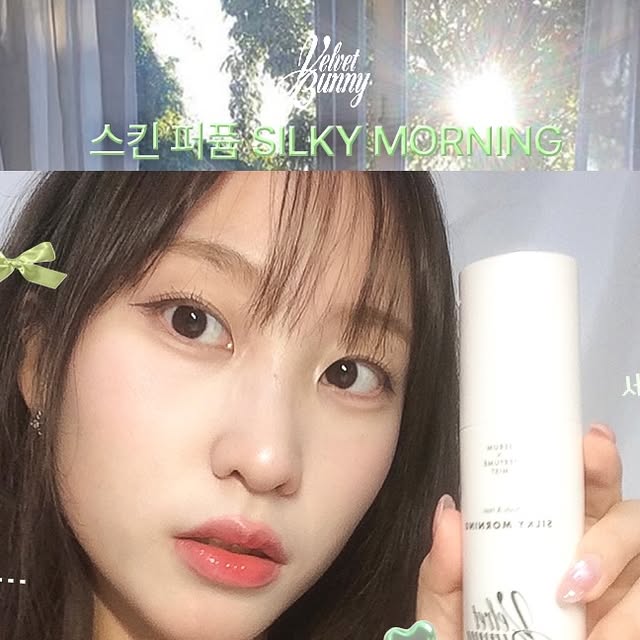 나우 𝑛𝑜𝑤 on Instagram: "#제품제공 @velvetbunny.official 
샤워 No! ’바니‘하세요 🐰🎀

곧 다가오는 개강시즌!
저는 이번학기 컨셉 ’청순한데 똑부러지는 선배‘로 정했는데요..^^
요 컨셉을 실현시켜줄 향기템을 만났습니다🕶️

🫧벨벳바니 스킨퍼퓸 실키모닝🫧

달달하면서 부드러운 머스크에 투명한 릴리향이 합쳐서 세상 은은하고 청초한 향이 나더라구요!
심지어 헤어 / 바디에 뿌린 후 잔향이 너무 좋아서 원래 살 냄새 좋은 사람인 척 할 수 있답니다...✨

요 스킨퍼퓸은 천연향료로 만들어져 피부에 순하게 스며들기 때문에 부담도 없더라구요!

청초해지고 싶은 날... 데이트 있는 날... 등 사용하기 좋은 향기템 찾으시는 분들, 벨벳바니의 스킨퍼퓸 실크모닝 향 꼭 사용해보시기 바라요😽💗

#벨벳바니 #오드뚜왈렛 #스킨퍼퓸 #EaudeToilette #SkinPerfume #オードトワレ #スキンパフューム #실키모닝 #퍼퓸 #일본sns대란 #데이트향수 #향기스타그램 #비건향수 #잔향천재 #살결향 #분위기끝판왕 #velvetbunny #ベルベットバニー #촉촉보습"