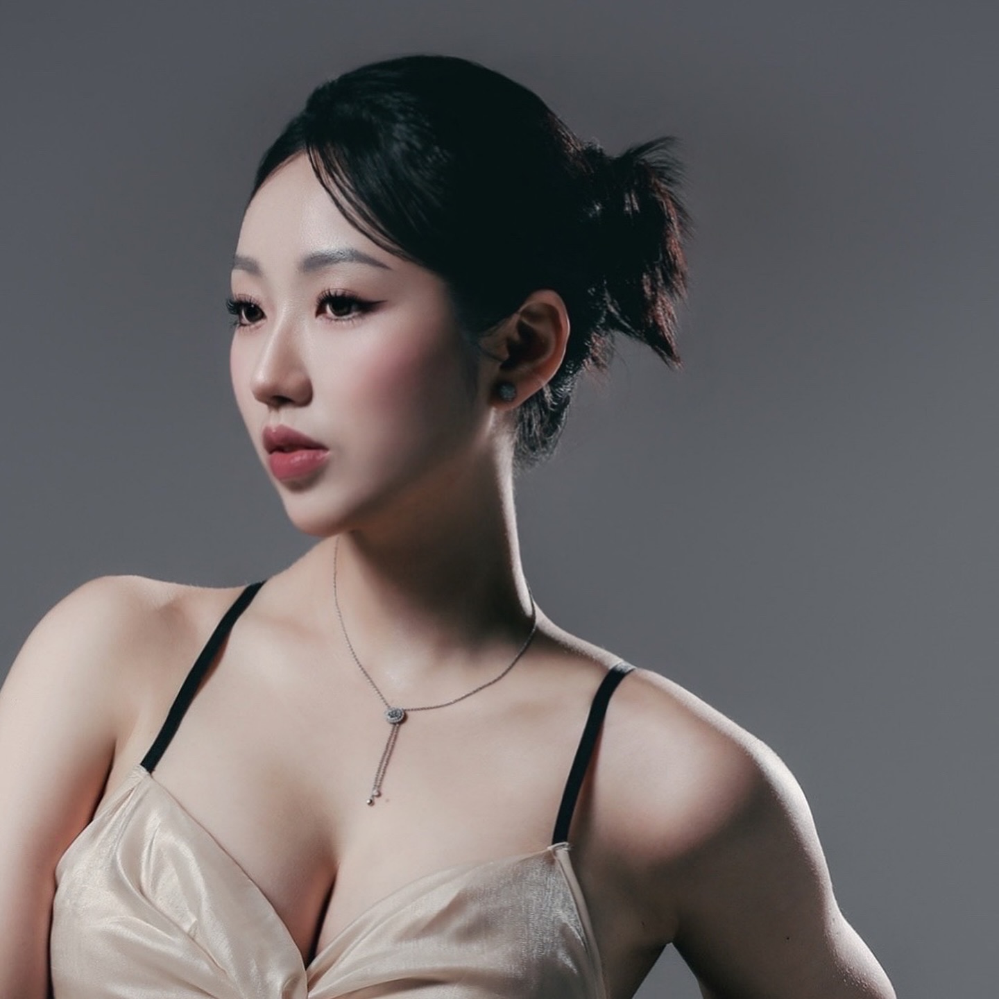 요즘 내가 제일 답하기 어려운 질문이 새해목표면서도 그만큼 많이 물어보고 다녔다.🐍 몇억모으기 사업규모키우기 등등 . 난 우선 내 올해 포지셔닝을 어디에 둘지부터 고민이 많아진다 . 돈? 공부 ? 레버리지? 좋은 팀? 연애? 다른 도전? .. 딱 한가지라도 시스템화시키고 안정성과 미래 자존감을 위해 공부하고 계속 지식을 넣는거에 우선시하고 루틴을 꼭 만들고 싶다 꼬옥🖤.. 
어차피 다이어트랑 외모는 내 관할이 안돼네 히히. 🐷
.
.
.
#새해소망 #프로필사진 #모델 #2025 #뱀띠 #공부스타그램 #다이어트 #사업#시스템#감성