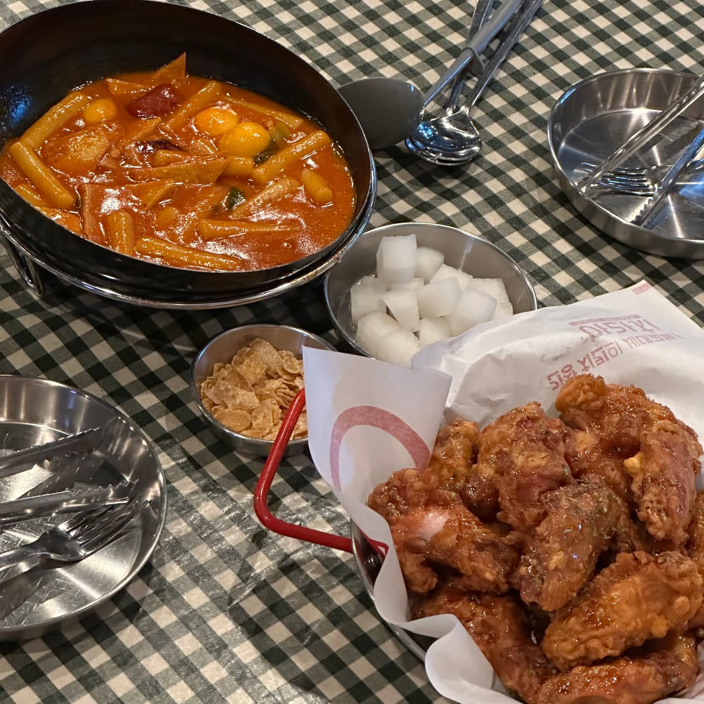 #협찬 #아라치치킨 #아라치 #간장치킨 #치킨떡볶이추천 #간치떡세트 #페이커치킨 #요아정 #요즘아라치의정석

아리치치킨 별내별가람점

주소 : 경기 남양주시 두물로11번길 40-6 1층

요아정 (=요즘 아라치의 정석)

아라치 신메뉴 간치떡 세트

* 11/21~12/31일까지 31,300원 제품을 25,500원 할인 행사 중 *

윙봉 치킨과 떡볶이 양이 많아 가족 혹은 친구들과 함께 먹기좋은 가성비 제품

떡볶이 전문점 같은 맛과 푸짐한 양

https://www.instagram.com/alachi_official/