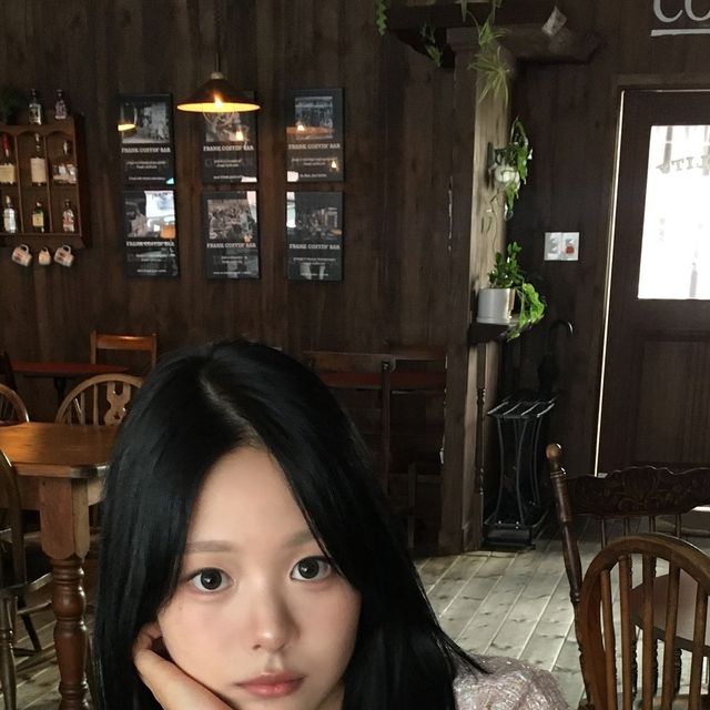 현진 on Instagram: "내 인생 첫 트위드인데 인생 트위드 자켓을 찾아부려ㄸㅏ.. 부담스럽지 않은 핑크색 덕분에 얼굴이 더 예뻐 보인달까~ 날이 시원해지면 피부처럼 입고 다녀야지~ 🍀 - #광고