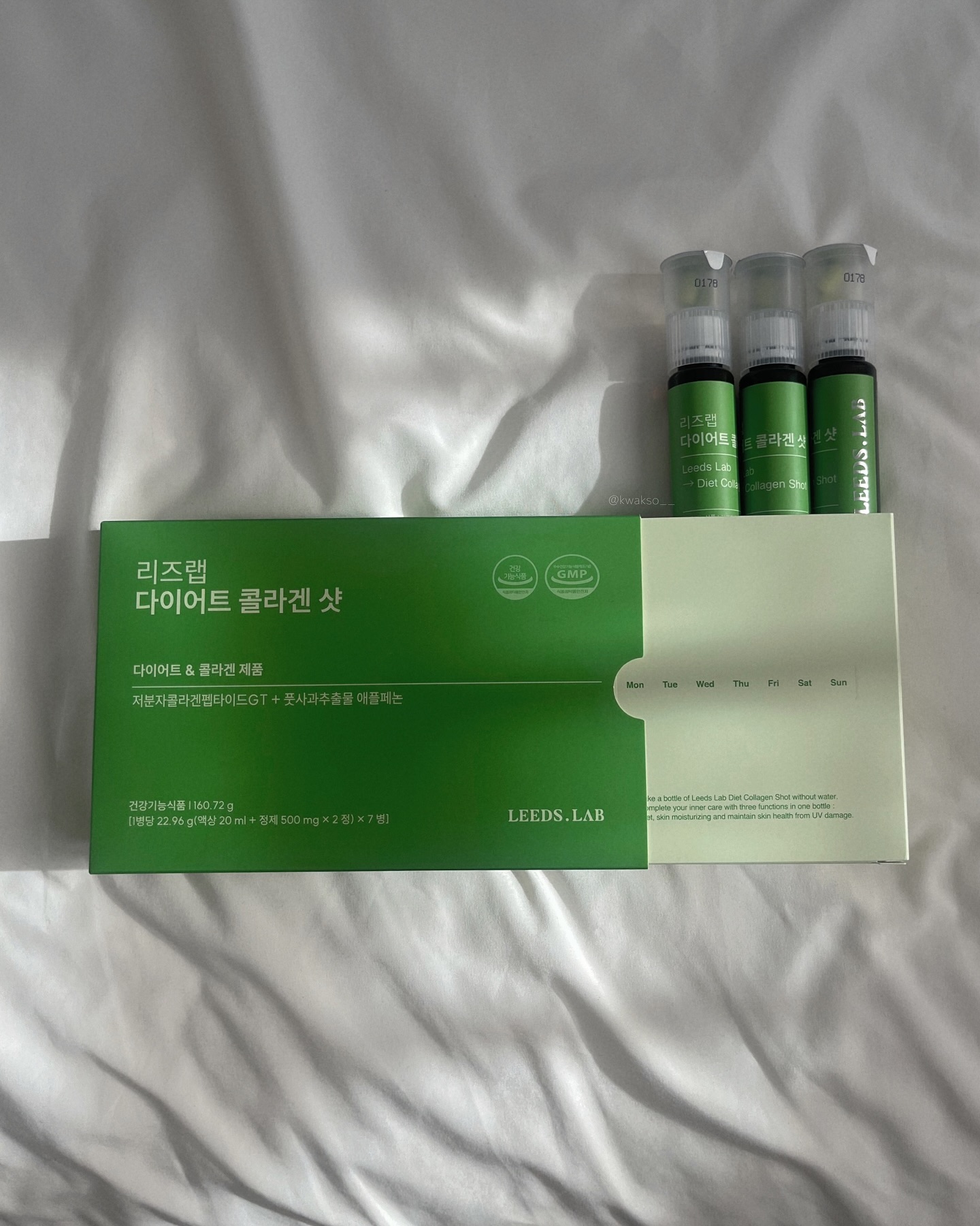 #협찬 leedslab.official
💧요즘 식단 관리와 함께 챙기고 있는 리즈랩 다이어트 콜라겐 샷🧃
🌟 국내 최초 한 병에 담은 복합 제형!💚
✔️ 다이어트 기능성(체지방 감소)
✔️ 콜라겐 기능성(피부 보습+자외선 케어)
🍏다이어트: 풋사과 추출물 애플페논
🐟콜라겐: 저분자 콜라겐 펩타이드 GT
➡️ 인체 적용 시험으로 기능성을 인정받은 개별 인정형 원료 사용!
✨ 리즈랩만의 기술력
💊 목넘김이 편한 정제 사이즈로 섭취까지 간편!
📦 패키지도 센스있게
✔️ 내부 단상자에 섭취 날짜를 체크할 수 있는 캘린더 디테일
✔️ 깔끔하고 고급스러운 디자인으로 선물하기에도 딱 좋아요🎁
💧하루 한 병만으로 🙆🏻♀🆗!
✔️ 물 없이 어디서든 간편하게 챙길 수 있음!
🍏사과+레몬맛🍋으로 맛있게 섭취 가능 💛
⚡ 빠른 배송📦
✔️ 오후 1시 이전 주문 시 당일 출고 🚚
✔️ 90% 다음 날 도착 🎯👀
#리즈랩 #리즈랩다이어트콜라겐샷 #다이어트콜라겐샷 #풋사과다이어트 #다이어트 #체지방감소 #콜라겐 #피부보습 #피부탄력 #UV케어 #저분자콜라겐추천 #풋사과추출물애플페논 #저분자콜라겐펩타이드GT