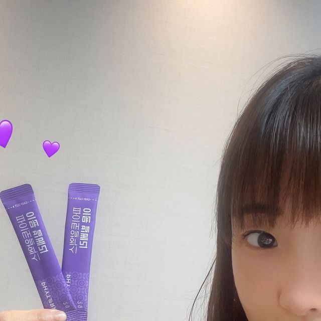 샐리 하우스 🏠 on Instagram: "#광고 #샐리뷰티💄 
@pharmabros_official 

요즘 시력이 부쩍 나빠져서… 🥹
#눈건강 을 위해 뭐라도 챙겨먹어야겠더라구요…!!!

🫐 #빌베리 들어보셨너요?!? 블루베리랑 비슷하게 생긴 작은열매인데 풍부한 항산화 물질인 안토시아닌을 함유하고 있어서 노화 방지 및 만성 질환 예방에도 도움을 준다고 해요👍 
🫐 특히 눈 건강에 좋아서 눈의 피로를 줄이고 , 눈의 건조함을 개선하는데에 도움이 된다고 합니다!!! 👏👏
.
.

🏷 #파이토알엑스 #이뮨빌베리

▫️100년의 노하우가 있는 이탈리아의 믿을 수 있는 원료사 indena 사에서 빌베리열매 100% 추출분말이 함유되어 있음
한 포당 빌베리추출물 함량이 100mg 가 함유되어 있어 하루에 한 포로 충분하게 눈 건강 관리를 할 수 있음
면역 강화에 도움이 되는 저분자 베타글루칸 성분이 한 포에 200mg 함유. 눈 건강과 함께 면역 건강도 한 포에 챙길 수 있음
블루베리추출물도 함유되어 있어 새콤하고 달달한 맛있는 맛이 난다. 그냥 입에 털어먹어도 맛있고 물에 타 먹어도 맛있음
너무 큰 정제는 물과 함께 삼킬 때 목에 걸려있는 느낌이 나서 섭취를 잘 안하게 되는데, 파이토알엑스 이뮨 빌베리는 고운 분말 타입이라
부담없이 털어먹을 수 있어서 좋음
6.스틱포로 포장되어 있어서 어디든 간편하게 휴대하고 다니다가 생각날 때 바로 털어먹거나 물에 타서 먹을 수 있음"