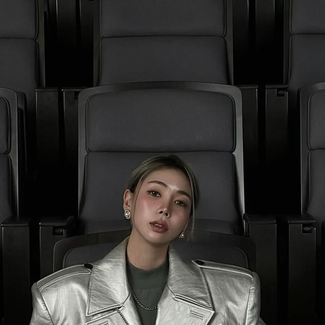Chanju Kim on Instagram: "#광고 @dintofficial @dintglobal_official 난 머찐이 할꺼야 딘트만의 스타일 가득 담긴 실버트렌치코트🩶 #DINT #딘트 #딘트패션 #트렌치코트 #트렌치코트코디 #실버트렌치코트 #