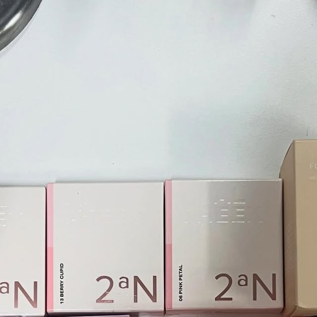 한별 on Instagram: "#협찬
@2an_official

요즘 파우치 최애템들 공개🎀
솔직히 투에이엔은 색감 맛집 인정해야 됨…✨

✔ 듀얼 치크
6호 핑크메탈 → 진짜 여쿨 인생 블러셔 💗 은은하게 생기 도는 거 너무 예쁨

13호 베리큐피트 → 과즙 터지는 느낌 🍓 볼에 얹자마자 발그레한 무드 완성

09호 하트벌룬 → 러블리+청순 무드 둘 다 가능🫶🏻

✔️퓨어글래시 하이라이터
01 프로스티 → 투명광 뿜뿜 ✨ 
여름쿨템 확정

02 핑크벨 → 달달한 핑크빛 광채라 얼굴이 확 살아남 💕

✔ 롱 웨어링 파운데이션 20호 복숭아
밀착력 미쳤다… 진짜 무너져도 예쁘게 무너지는 파데 🍑 톤도 딱 자연스럽게 화사!

✔ 베러 미 아이팔레트 02 페어리
데일리로 딱 좋은 음영부터 글리터까지 다 있어서 출근룩+데이트룩 다 가능 ✨ 팔레트 하나로 끝내기 좋아서 요즘 손이 제일 많이 감 🤍

💌 총평
투에이엔은 진짜 가격 대비 퀄리티 미쳤음… 색감 고급지고, 발색력은 말할 것도 없고, 무드까지 완벽! 요즘 파우치 속 필수템 인정👑

#광고
#올영픽
#올리브영추천템
#올영필수템
#러브버블컬렉션
#롱웨어링파운데이션미니
#컬러플레이듀얼라이너"