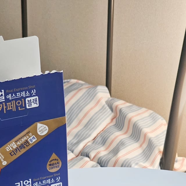 🦢100jo네 홈카페 on Instagram: "#광고

요즘 밤에도 그렇게 커피가 당기더라구요..?
특히 시원한 아아가 너무 당겨요😭

낮에도 커피를 마시는 터라 밤에 또 마시는 게 부담이 되었는데
맥널티 리얼 에스프레소샷 디카페인 액상커피를 알고부터는
밤에도 커피 타임 즐기고 있어요!🌜

디카페인 원두를 고압으로 추출한 에스프레소 샷으로 초콜릿의 향과 마일드함이 특징이고 액상이라 물에 그대로 타기만 하면 되니까 정말 편해요🩷

물이나 우유 어디나 잘 어울리고
리얼 에스프레소샷 액상 스틱 하나면 아포가토도 맛있게 즐길 수 있어요 :)

저처럼 밤에도 부담 없이 맛있는 커피를 즐기고 싶으신 분들~~
맥널티 제품 정말 추천드립니다!!!👍🏻

#맥널티 #맥널티커피 #리얼에스프레소샷 #디카페인 #액상커피 #커피 #에스프레소 #레시피 #한국맥널티"