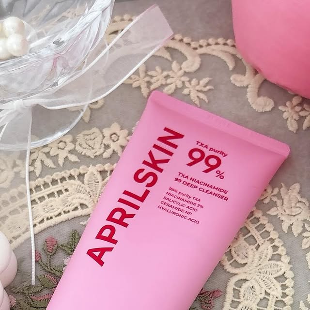 전혜경 on Instagram: "#광고 에이프릴스킨/ TXA 나이아신아마이드 99 딥 클렌저 에이프릴스킨에서 블랙헤드 클렌저가 새롭게 출시되었는데 세안 할 수록 뽀얘지는 폼클렌저예요~!! 블
