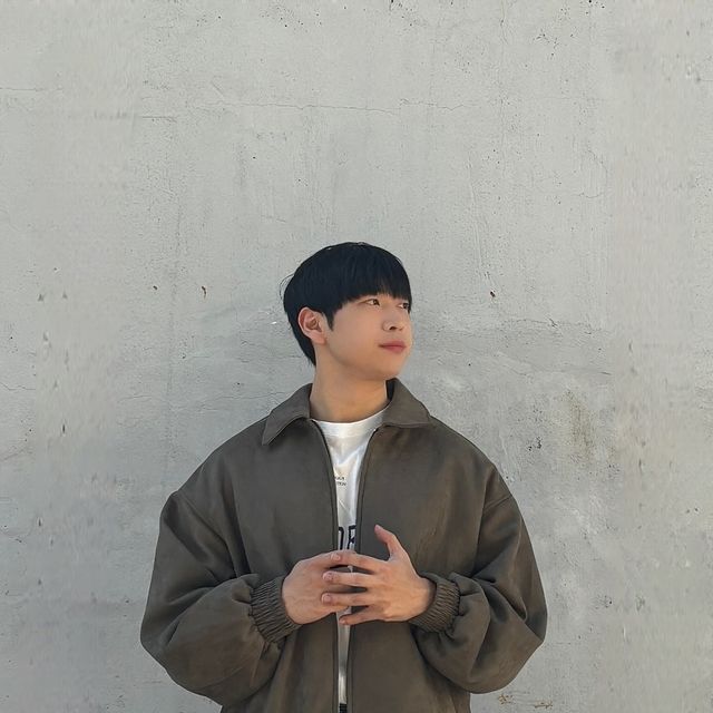 170 옷장 on Instagram: "#광고 @standarderror_official 에서 [비건 스웨이드]스탠다드 블루종 스웨이드 자켓을 제공 받았습니다 가을엔 스웨이드로🍁 클래식한 카라넥에 오버핏으로 제작되었고 소매