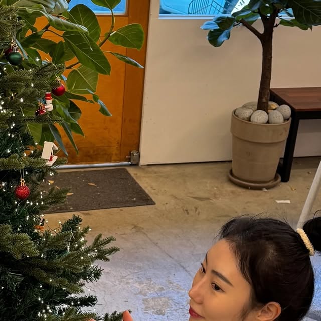 김주연 on Instagram: "#광고 #스탠다드에러 @standarderror_official 
[87-STAN054 캣샌드 레인 워싱 와이드 데님팬츠, 스노우블루]
캣 브러쉬 워싱 기법으로
기본템 같지만 포인트 낭낭하게 들어간 팬츠 👖
와이드팬츠가 너무 편한 요즘
편한데 멋까지 챙기고싶은 곤듀들에게 강추 ~.~vV🤍
남녀공용이라 남자친구랑 커플템도 가능하니 일석이조 ✨

*캣브러쉬워싱 - 청바지 워싱 기법 중 하나, 고양이가 할퀸 듯한 가느다란 선 형태의 색 빠짐 효과를 만드는 방식"