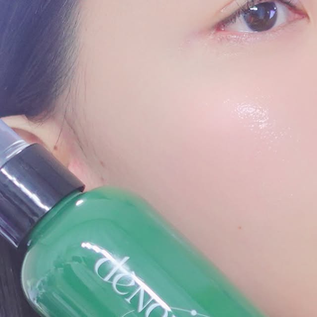 BB beauty on Instagram: "#광고 @denong_official

샤워하고 나와서 물기 닦고 로션 바르는 과정,
사실 매일 챙기려니 꽤나 번거롭더라고요. ☁️

특히 손이 잘 안 닿는 등이나 다리 뒤쪽은
대충 바르거나 슬쩍 건너뛸 때가 많았는데,
뿌리는 것만으로 간편하게 끝낼 수 있는
*드농 프리미엄 바디로션*을 쓰고 나서부턴 정말 편해졌어요. 🌿

가장 좋은 건 역시 *스프레이 타입*이라는 점이에요.
손에 덜어서 문지르고 끈적이는 손을 다시 닦을 필요 없이
원하는 부위에 칙칙 뿌리고 가볍게 두드리면 끝이라
샤워 후 보습 루틴이 훨씬 간결해진 느낌? ✨

단순히 편하기만 한 게 아니라
팔뚝이나 허벅지에 거칠거칠하게 올라오는 피부 결을
매끄럽게 잠재워주는 성분이 들어있다고 해요.

보통 *모공각화증* 관리하려면 묵직한 크림을 쓰곤 했는데,
이건 입자가 고르게 분사되어 가볍게 스며드니
모공 막힘 걱정 없이 산뜻한 보습감이 참 좋네요. 💧

은은하고 고급스러운 향기 덕분에
바를 때마다 기분까지 차분하게 리프레시되는 건 덤이고요. 🍊

평소 끈적임 때문에 로션 바르기 귀찮아하셨거나
오돌토돌한 피부 결이 신경 쓰이셨던 분들이라면,
욕실에 하나 두고 슥 뿌려서 관리해보세요.

간편함과 보습, 매끈한 결까지 다 잡은 욕실 필수템이랍니다. 🥰

#드농 #바디로션 #바디로션스프레이 #모공각화증"