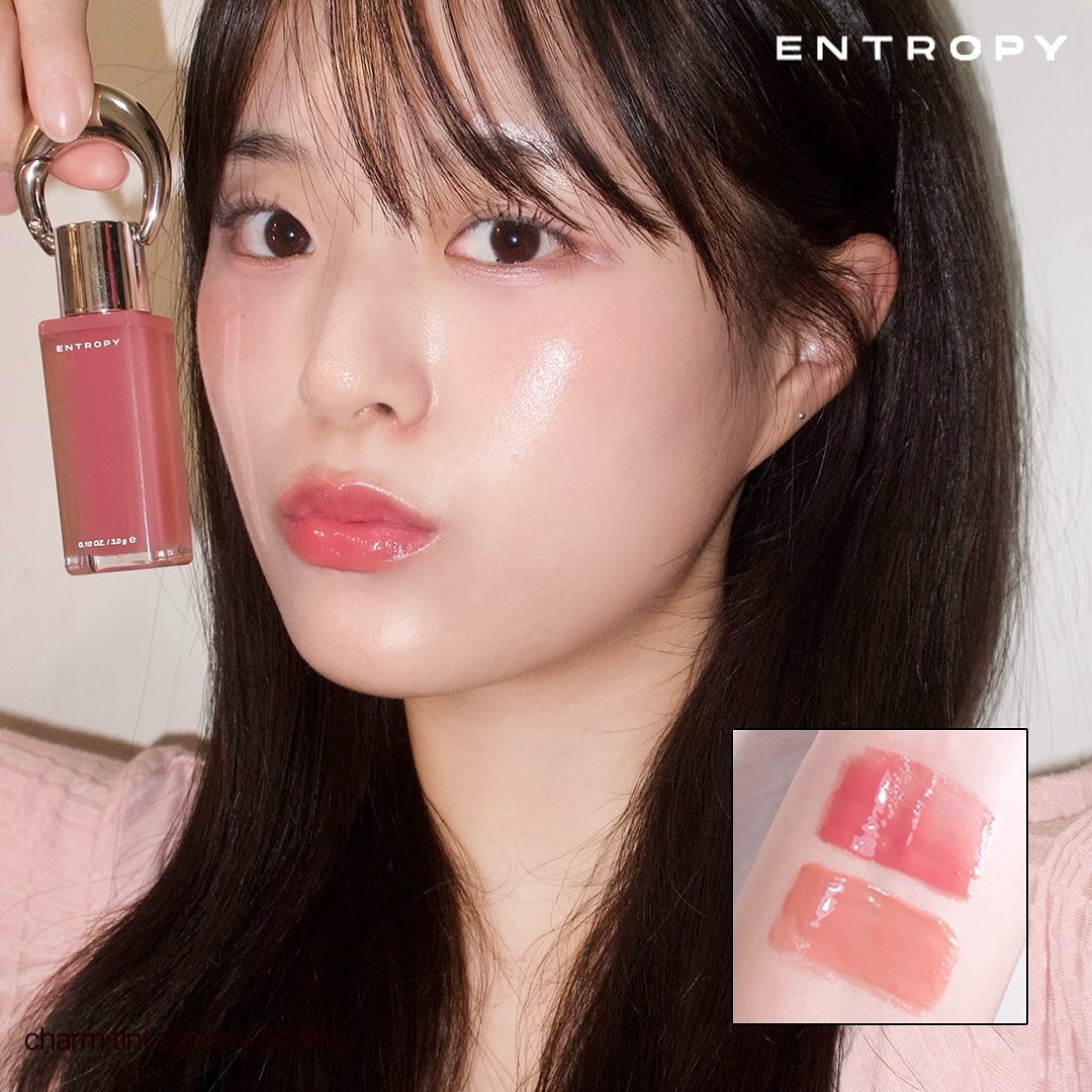 #제품제공 entropymakeup

엔트로피에서 최초로 키링 일체형 틴트가 나왔어요🗝️
따로 고리를 달 필요없이 언제 어디서든 가방에 달아서 사용하니까 편하더라구요👜

제형은 유리알같은 광막코팅만들어주는 글로시 제형이에요 ♡ 
사용해본 2340 C 루비참은 미지근한 로즈핑크 컬러고, 2341 C 오팔참은 차분한 살구피치 컬러에요🍑
제 픽은 루비참 ..‎♥ 요즘 맨날 가방에 달고다니는 컬러에요 !

지금 엔트로피 공식몰에서 참 틴트를 만나보세요✨

#참틴트 #키링틴트 #글로우틴트 #물막틴트 #엔트로피메이크업