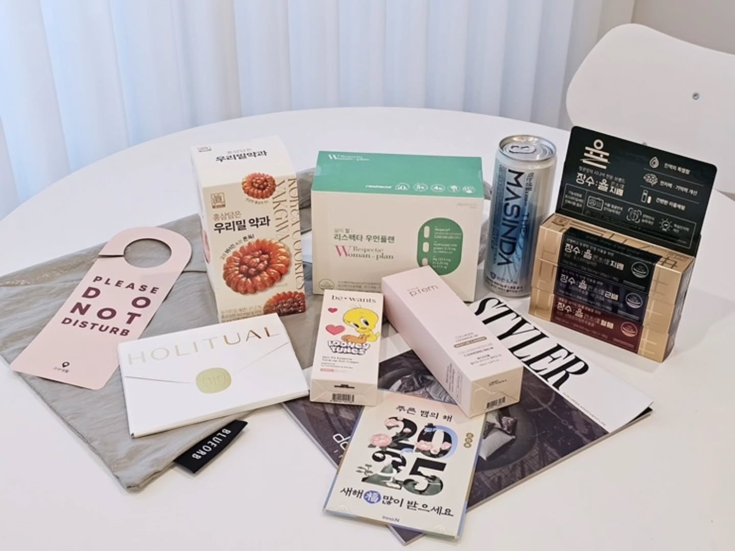 #제품협찬
하나하나 꺼내보는 재미가 있는
주부생활 홈캉스백 🎁

이번 시즌 홈캉스백 컬러는 차분한 그레이 컬러
겨울 데일리 백으로 활용하기 딱!!

묵직한 홈캉스백 안에는
화장품부터 건강식품까지 구성 완전 대박 ✨️

시즌 44의 구성품은?

여성의 질 건강과 장 건강에 도움을 줄 수 있는
안국건강 리스펙타 우먼플랜

미네랄이 풍부한 먹는 샘물에 아연을 더한
동아오츠카 THE 마신다
프리미엄 기능성 캔 제품으로 칼로리도 ZERO

100% 우리밀로 만든
겉은 바삭하고 속은 쫀득한 찹쌀약과
홍삼진 홍삼담은 우리밀약과

이번 설 부모님께 센스 있는 선물로 안성맞춤인
정관장 장수:율-지. 근. 혈 3종 샘플

에스테틱의 효과를 볼 수 있는
홀리추얼 퍼밍 리추얼

클렌징밀크 써보고 좋아하게 된 브랜드
메이크프렘의 클렌징 밤

가볍게 쓱~바르기 좋은
비원츠의 대표 톤업선크림까지

피부에 도움 되는 제품들로 예뻐져야지!! ୧( “̮ )୨✧

#홈캉스백 #스타일러홈캉스백
#스타일러매거진 #주부생활
#정관장 #장수율 #안국건강
#동아오츠카 #홍삼진 #비원츠
#홀리추얼 #메이크프렘