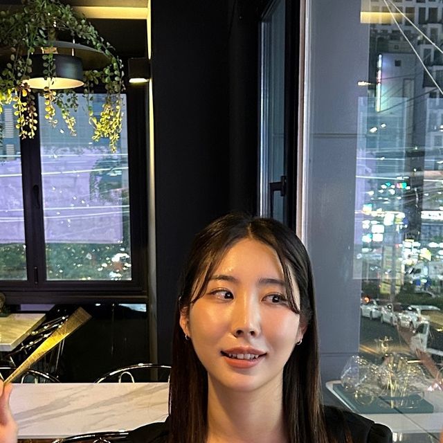 히닝 on Instagram: "#협찬 @myeong_dang_ 

창원분들! 상남동 술집 아직도 고민하신다면
상남동 분수대쪽에 위치한 ‘명당’으로 고고싱

술집가면 무조건 탕은 시켜야 된다는 생각해서 얼큰해물짬뽕을 시켰는데 
탕 안에 내용물은 물론 우동까지 넉넉하게 들어있어 
둘이서 이 메뉴만 먹어도 충분히 배부를 것 같았어요! 
이름처럼 얼큰하고 시원해서 공기밥도 생각나게 하는 메뉴 🥘🥘

오코노미야끼는 간단하게 먹을 생각으로 주문한 메뉴이고요
양이 많아서 깜짝 놀랬어요 
많이 느끼하지도 짜지도 않았는데 
가쓰오부시 식감까지 좋아서 맥주가 술술 들어갔어요 🍻🍺

전체적인 분위기도 엄청 어둡지 않은 분위기라서 편안하게 즐길 수 있었고 
중간에 큰 수조가 있어 알록달록한 물고기들이 헤엄치는 것도 
구경하는 재미도 있었는데요 🐟🐠
그 앞에 앉아서 먹는 것도 좋았을 느낌이었고 
대형거울도 있어 연인이나 친구들과 단체 거울셀카 찍기도 좋았어요!

저희는 이른 시간대에 1차로 와서 
손님들이 없어 조용히 먹고 갈 수 있었던 럭키까지! 🍀
시간이 흐르니 점점 손님들이 많아져서 만석이 되더라구요
시끄러워지는 건 안 좋아해서 마무리하고 나갔는데요
혹시나 저처럼 조용한 분위기를 원하신다면 
조금 빨리 가시는 것도 추천드려요!

여기 사시미도 맛있다고 하던데
다음엔 사시미 먹으러 한 번 가봐야겠어요 😜😜

✔️ 위치 : 경남 창원시 성산구 마디미로 39 2층 명당
✔️ 영업시간 : 매일 18:00 - 04:00"