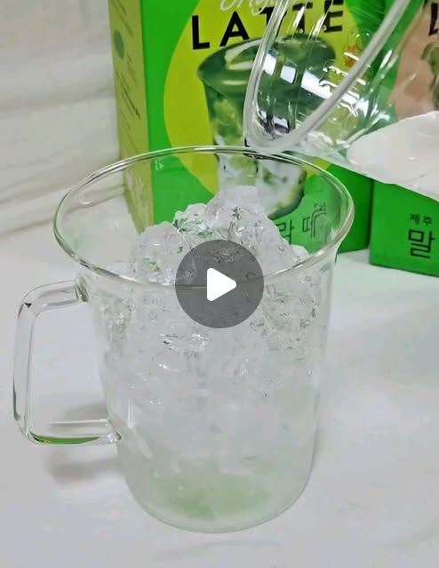 도희 on Instagram: "#광고 커피전문점의 다양한 메뉴를 합리적인 가격에 즐기는 브랜드 쟈뎅 카페모리의 신제품 제주 말차 라떼💚

칼로리는 더 가볍게, 맛은 더 깊고 진하게,
다채로운 플레이버로 그날의 취향에 맞춰 골라 마시는 재미까지!

✔제주에서 자란 유기농 어린 찻잎 사용
✔세레모니얼 등급 말차를 블렌딩
✔자일로스 설탕으로 칼로리 부담⬇️
✔스틱 하나로 간편하게 HOT, ICED OK!
✔부드럽고 달콤한 말차 라떼 완성

🌱말차 라떼 🍦크림 바닐라 🍓딸기 
🫐블루베리 🥜땅콩 🌾오트

저는 말차 라떼와 오트 두가지를 선택했는데,
진짜 카페에서 마시는 그 맛!😋

쟈뎅 카페모리 제주 말차 라떼 6종으로 다양하게 즐겨보세요!

#쟈뎅 #쟈뎅말차라떼 #카페모리 #말차라떼"