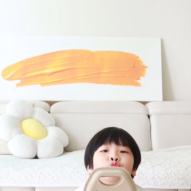 리쿠 ♡̆̈ on Instagram: "#협찬
우리 하니의 첫 건강기능식품이자
지금까지도 꾸준히 먹이고 있는 ❤미니막스❤
.
미니막스는 동아제약 어린이건강연구센터의
기술력과 노하우를 담은 아이 전문 건강기능식품 브랜드에요
미니막스 제조원칙인 5無 원칙
(합성향료, 착색료, 아스파탐, 수크랄로스, 아세설팜칼륨 무첨가)
일본산/중국산 원산지를 배제하여 만들었어요
.
기초영양, 성장발육에 도움을 주는 #미니막스정글
미니막스 정글 멀티비타민미네랄 60구미 딸기맛은
아이들이 좋아하는 구미젤리 제형에 🍓딸기맛으로
새콤달콤 맛있는 맛과 향으로 아이들이 정말 좋아해요
.
정상적인 면역기능에 필요한 아연 함유!
칼슘의 흡수를 돕고 어린이 뼈의
정상적인 성장과 발달에 필요한 망간 함유!
이 외에도 비타민E, 비타민C, 비타민B6, 나이아신,
몰리브덴, 비오틴, 셀렌이 주원료로 적정량 함유되어 있어요!
보조원료로는 블랙엘더베리, 포도종자, 크랜베리 등 7종이 함유 됐어요
.
한 개씩 개별 포장되어 위생적으로 보관, 섭취가 가능하고
휴대가 간편해 언제 어디서든 건강 챙기기 좋아요!
매일 2구미 섭취! 간편하게 영양을 챙길 수 있어서 굿이에요💕
.
재활용 펄프로 만든 케이스와
FSC 인증 종이 띠지 적용한 친환경 패키지는
환경에 미치는 부담을 최소화 했어요
그림을 그리면 나만의 토이백 완성!
가장 아끼는 인형의 집으로 만들어줬어요
.
㈜서흥 오송2공장에서 제조한 미니막스의 
베스트셀러 #멀티비타민미네랄 딸기맛 포함
미니막스 제품은 네이버, 디몰에서 구매 가능해요!
또한, 자녀를 양육하는 과정에서 마주하게 되는
아이의 특정 건강 고민에 제안하는 미니막스 랩 라인도 있으니 
구매하실 때 참고하세요😆
.
#어린이비타민 #미니막스정글멀티비타민미네랄
#비타민젤리 #비타민구미 #어린이비타민C #어린이비타민B
#어린이건강기능식품 #구미젤리 #젤리비타민
#미니막스정글 #어린이비타민"