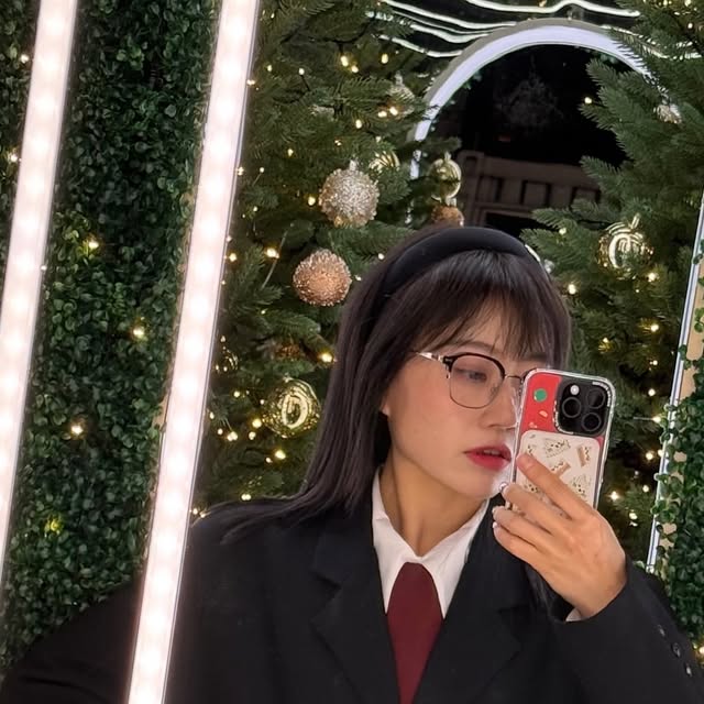 임라온 LIMRAON on Instagram: "#협찬 크리스마스 트리 사냥 시작 🎄
ㅤ
요즘 안경코디 최애
모먼트어스 UYN BLACK
ㅤ
프레임 양 끝 실버 리벳 포인트 디테일
템플 내 메탈심과 실리콘 코 받침대가 있어서 안정적인 착용감
지금 모먼트어스 자사몰에서는 신상 10% 할인중
ㅤ
데일리룩 코디에 포인트 주기 좋은 아이웨어
MOMENT,US @momentus_eyewear
ㅤ
ㅤ
ㅤ
ㅤ
#dailylook #ootd #데일리룩 #안경 #안경코디 #크리스마스 #트리명소 #트리사냥"